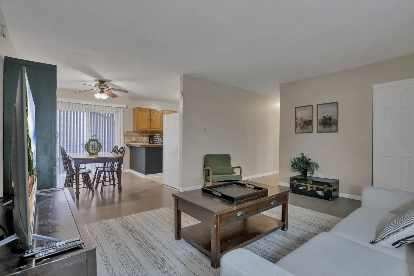 The Brocton: 3 miles from the airport! 11