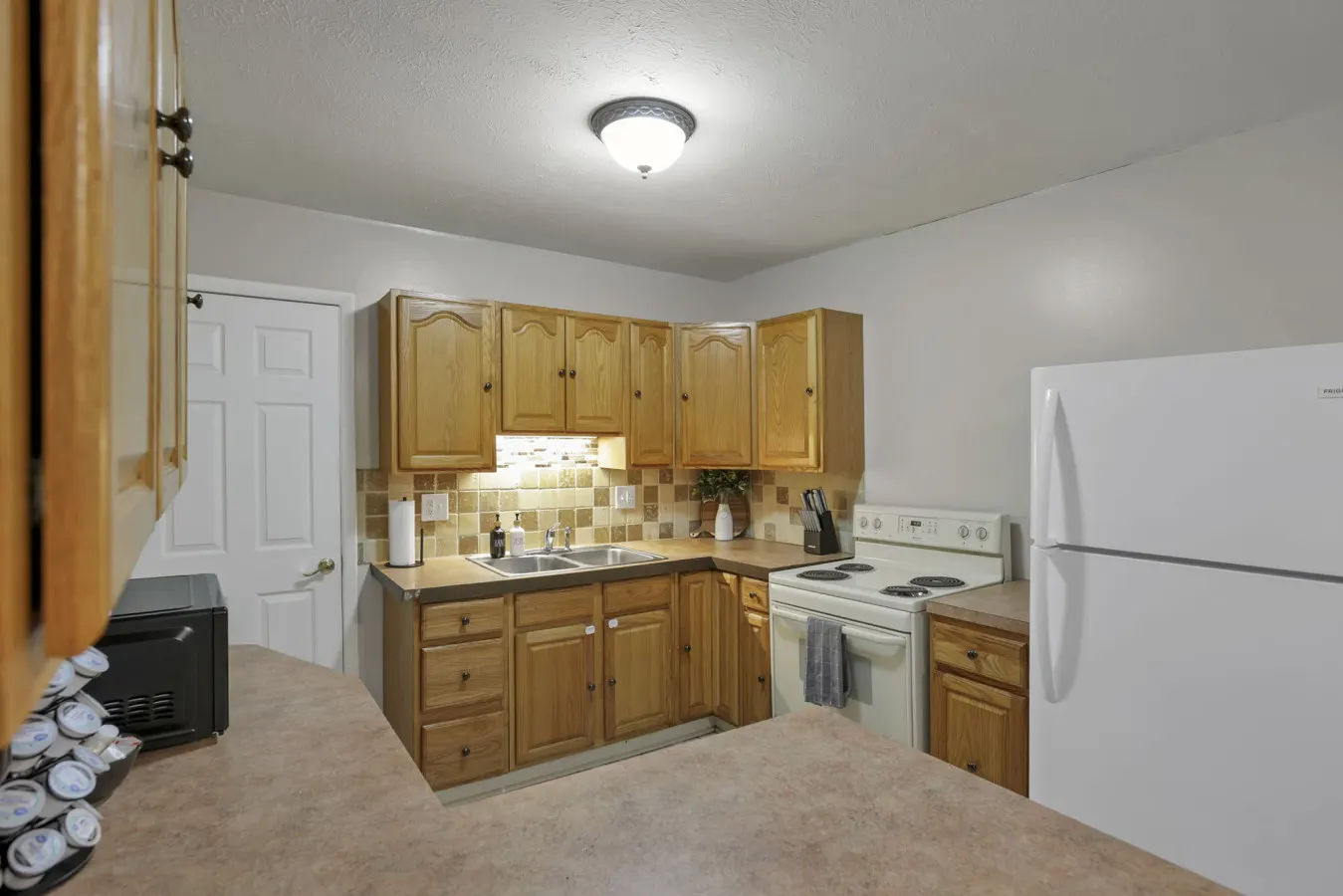 The Brocton: 3 miles from the airport! 14