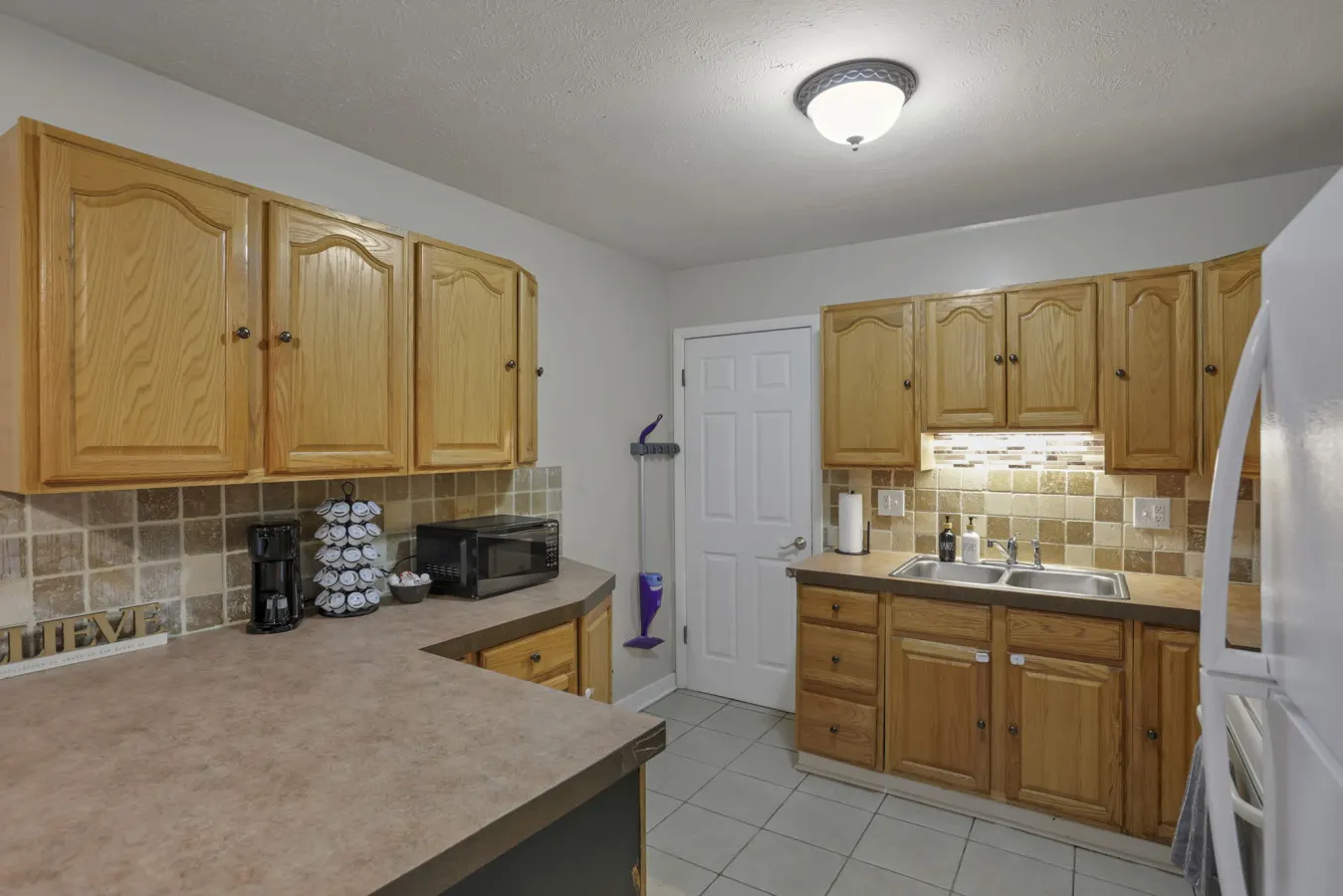 The Brocton: 3 miles from the airport! 15