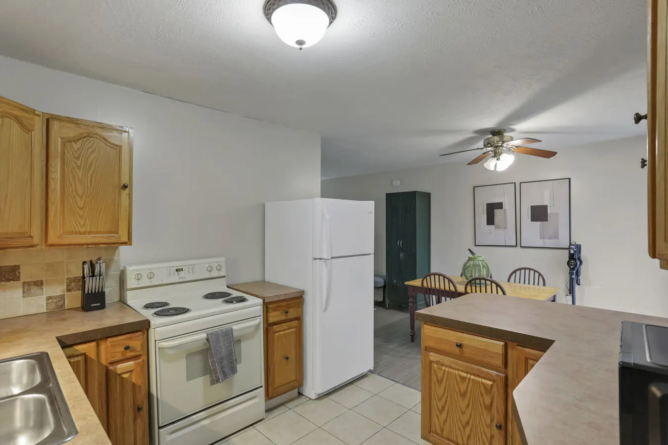 The Brocton: 3 miles from the airport! 16