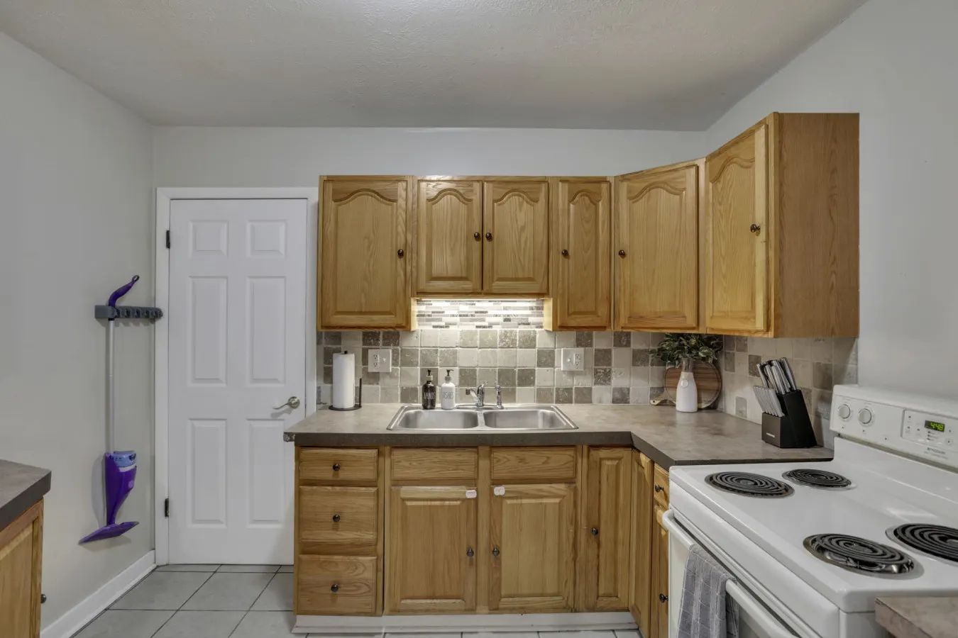 The Brocton: 3 miles from the airport! 20