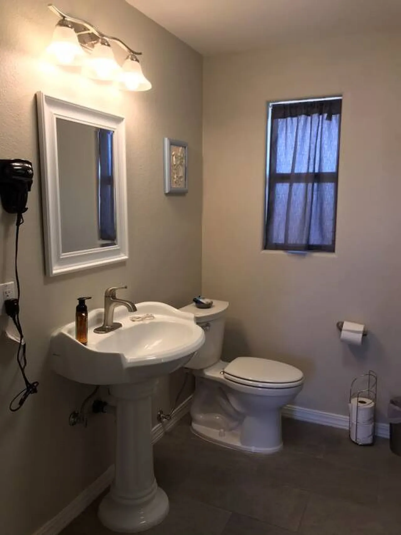 TDM #2 · Dam Motel #2 Quality King with Kitchenette — photo 2