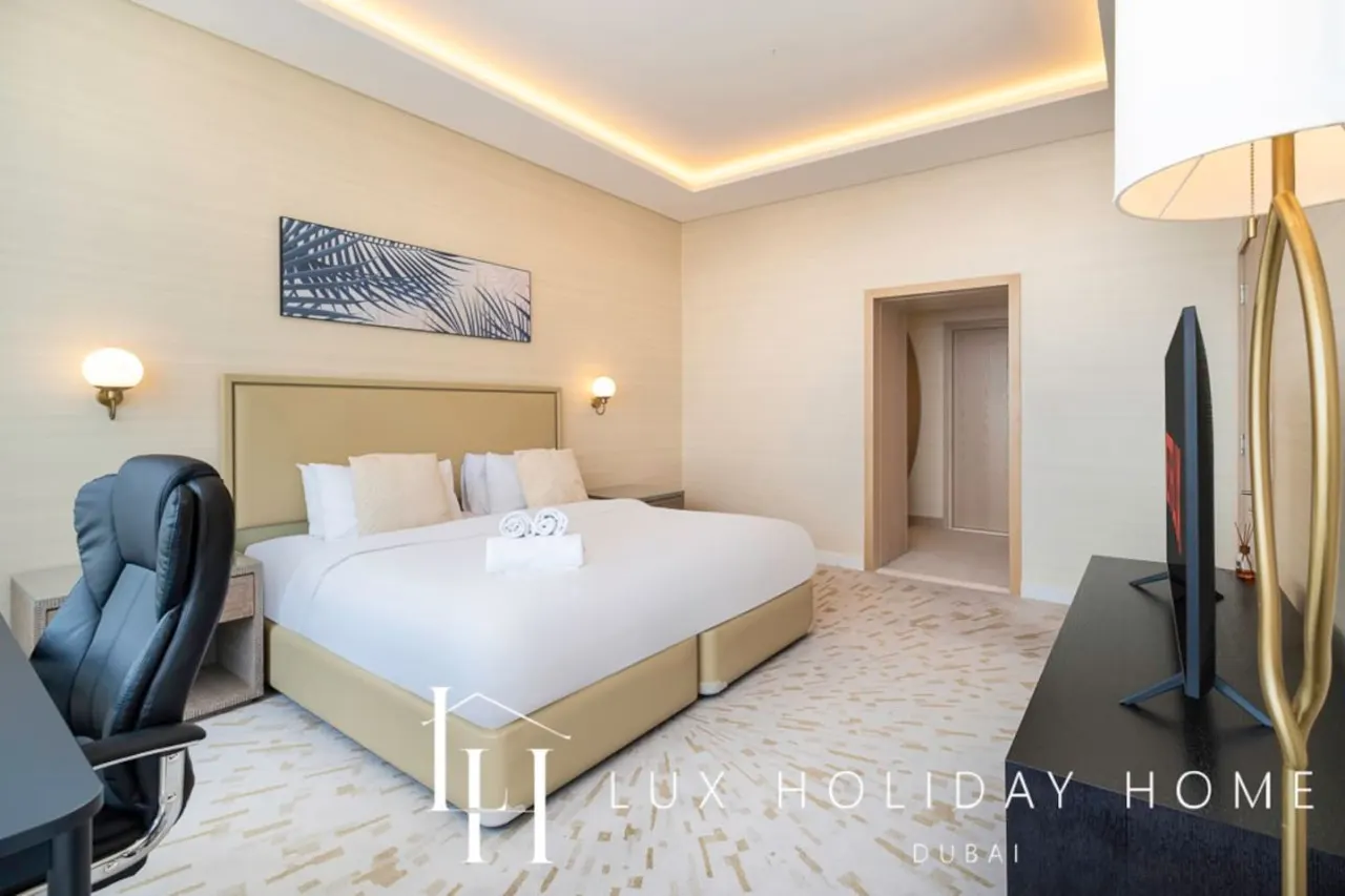 LUX Iconic Views at The Palm Tower Suite 2 13