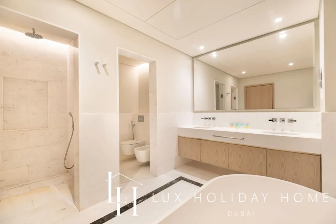 LUX Iconic Views at The Palm Tower Suite 2 15