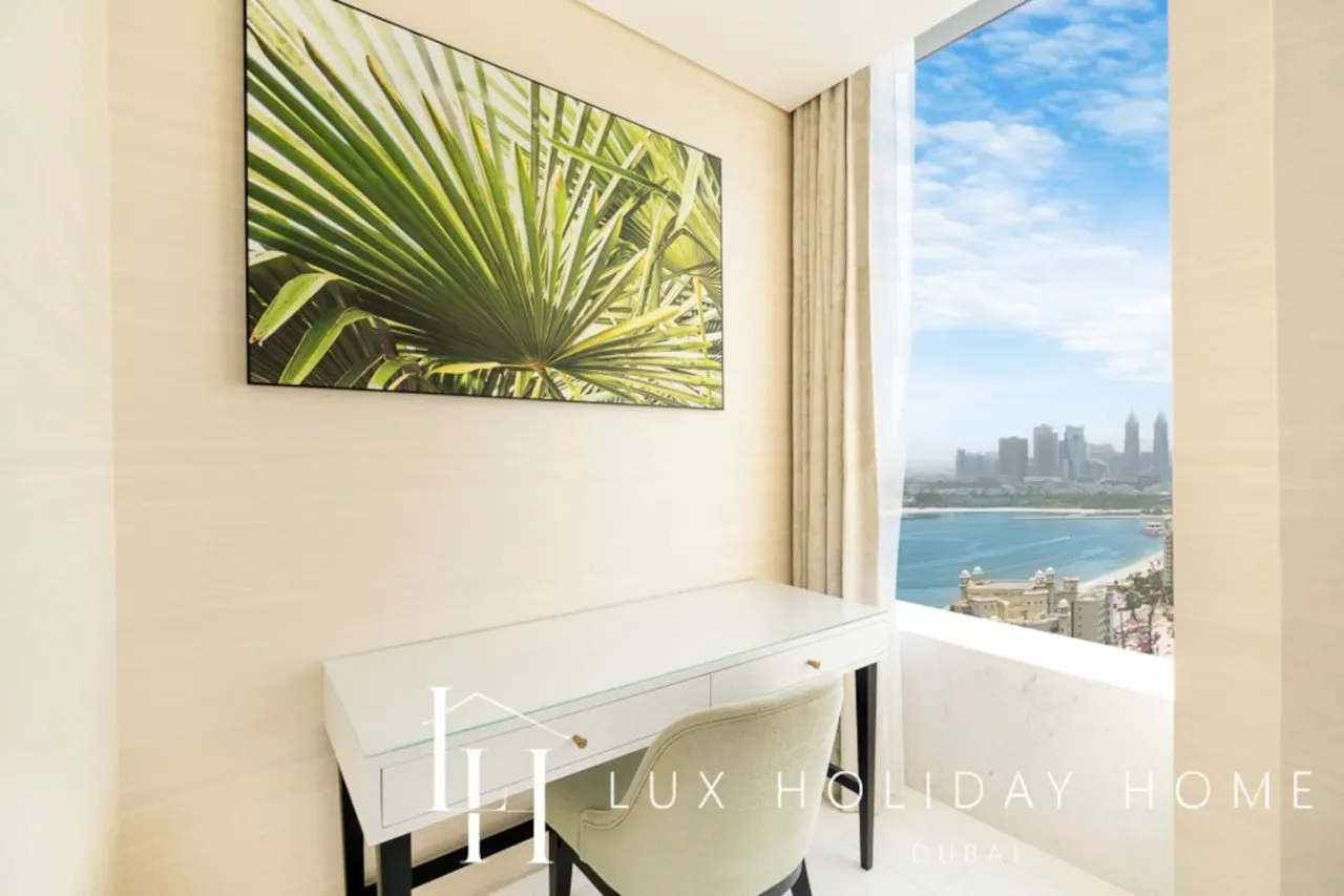 LUX Iconic Views at The Palm Tower Suite 2 17