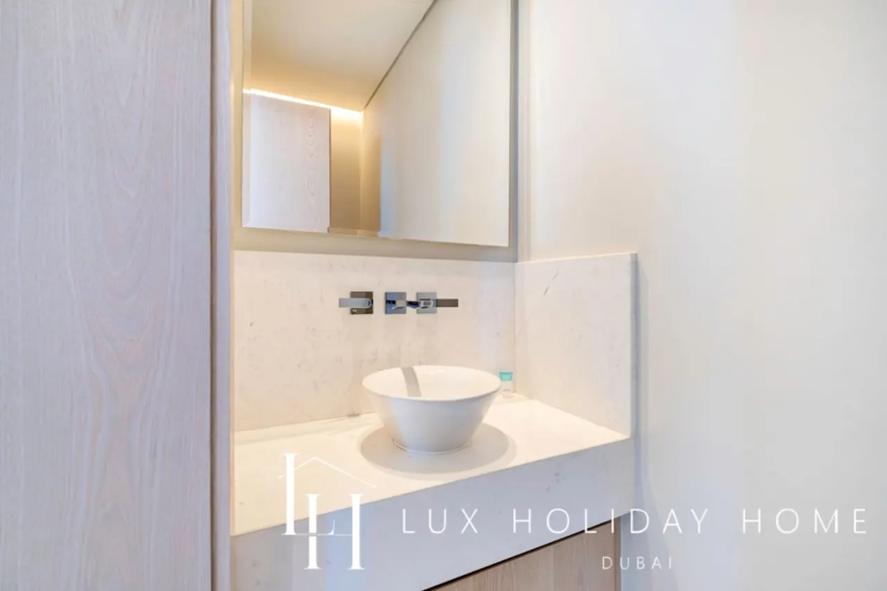 LUX Iconic Views at The Palm Tower Suite 2 18