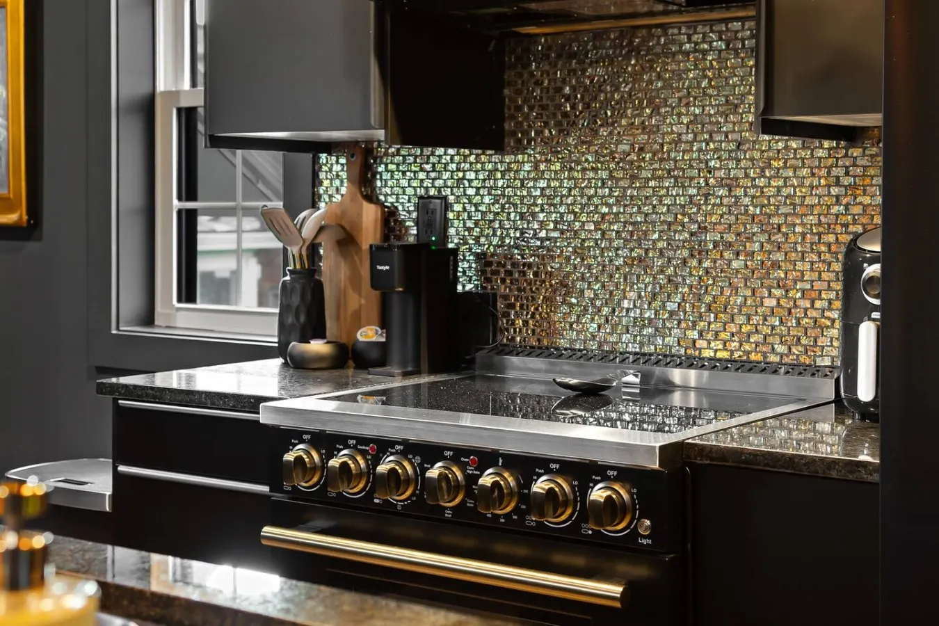 The Black Pearl l Boutique Downtown Loft 18