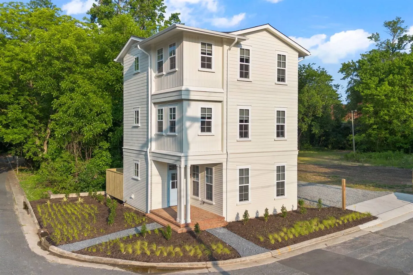 6BR Urban Retreat, Deck, Near Downtown Durham