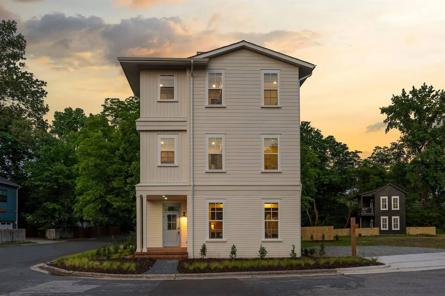 6BR Urban Retreat, Deck, Near Downtown Durham 2