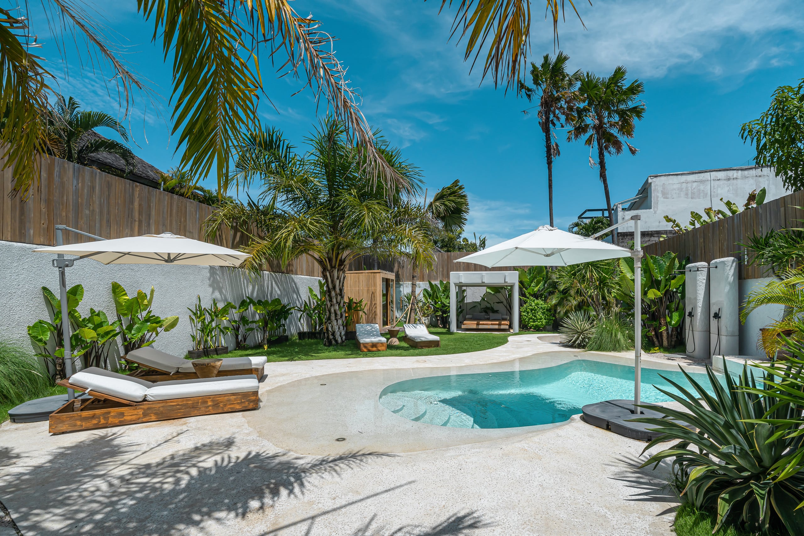 Berawa Breeze: Chic 4BR Beachside Oasis with Sauna — photo 4