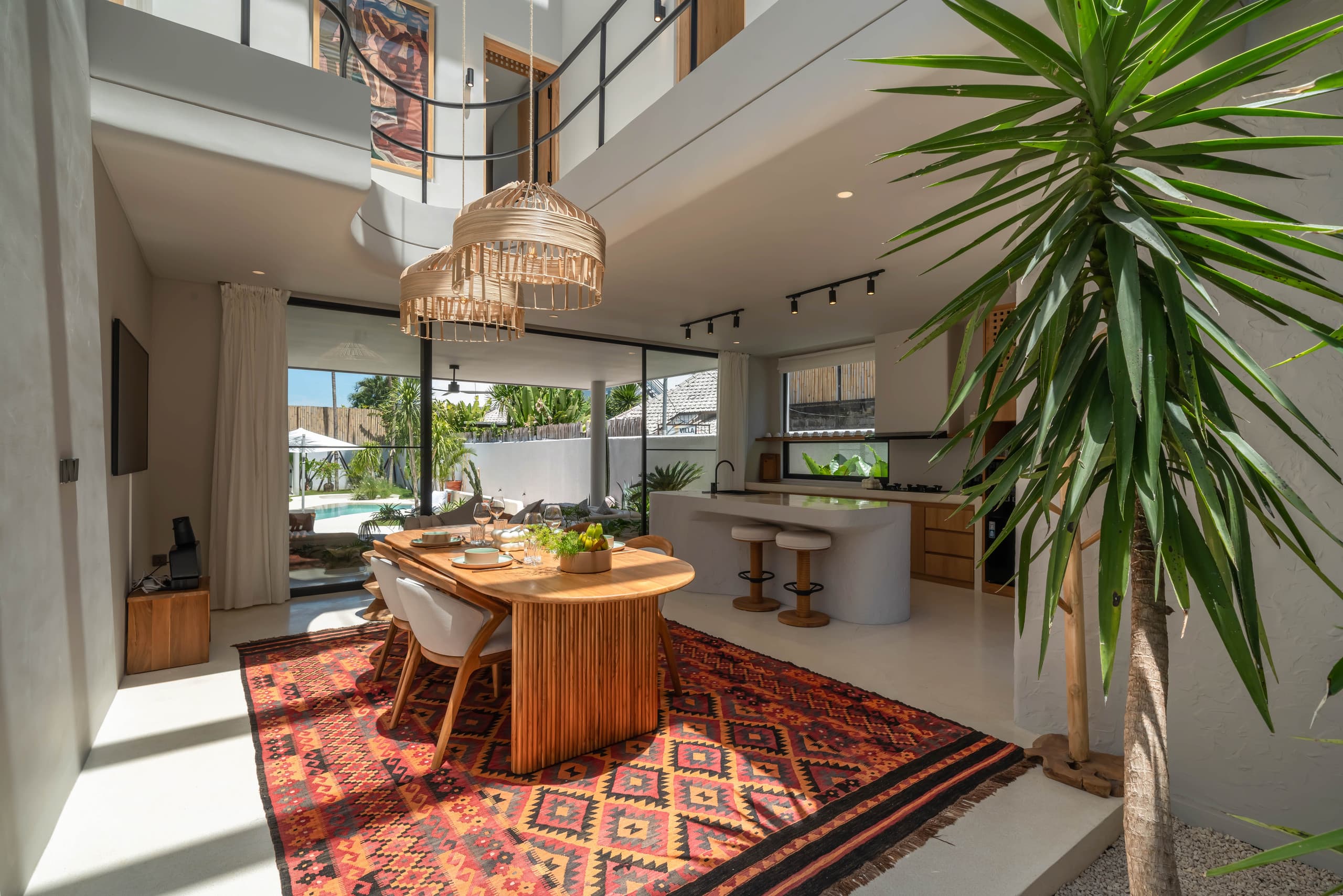 Berawa Breeze: Chic 4BR Beachside Oasis with Sauna — photo 3
