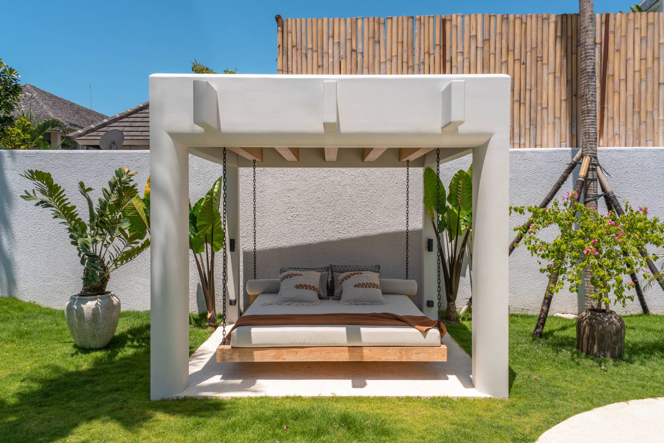 Berawa Breeze: Chic 4BR Beachside Oasis with Sauna — photo 2