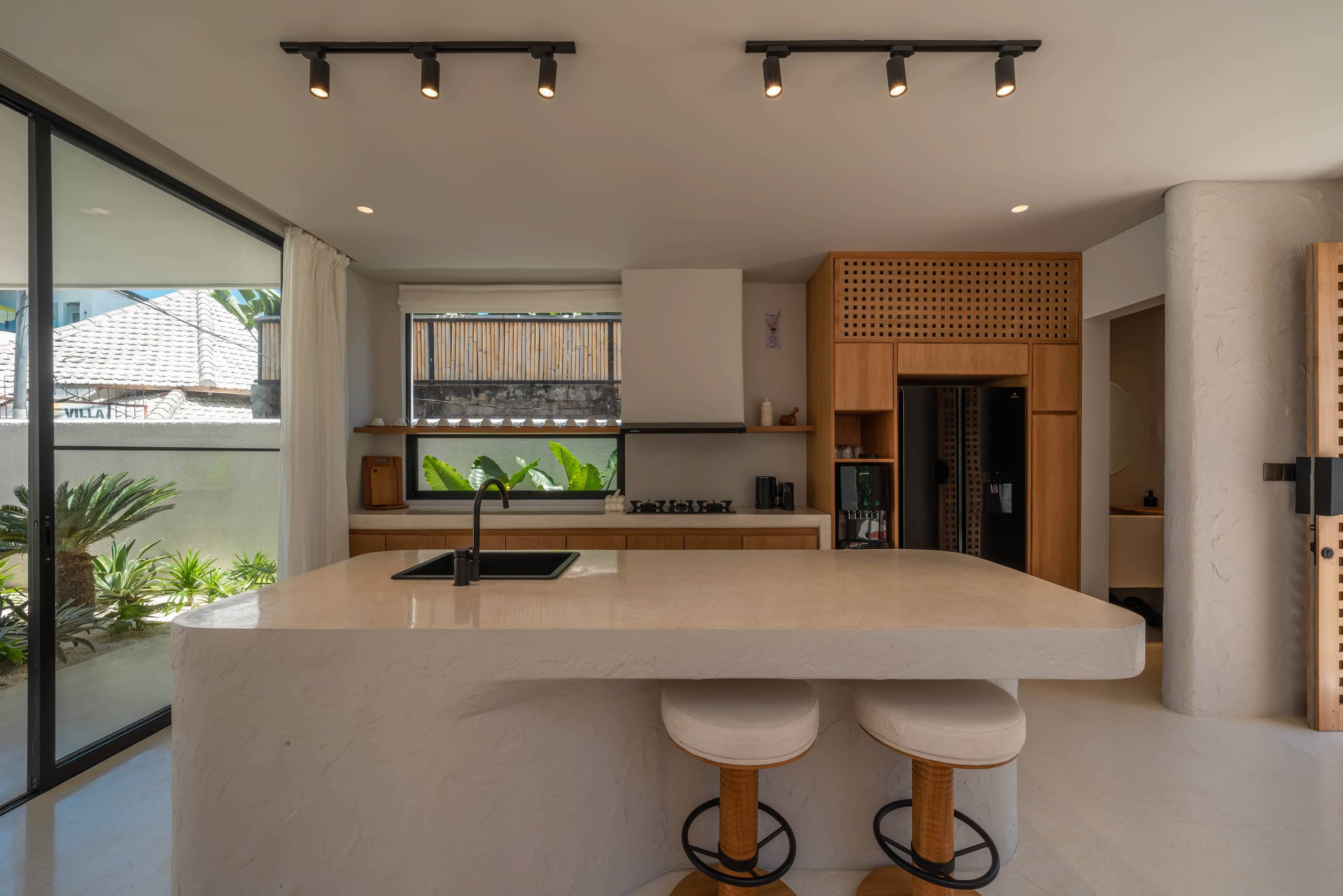Berawa Breeze: Chic 4BR Beachside Oasis with Sauna 17