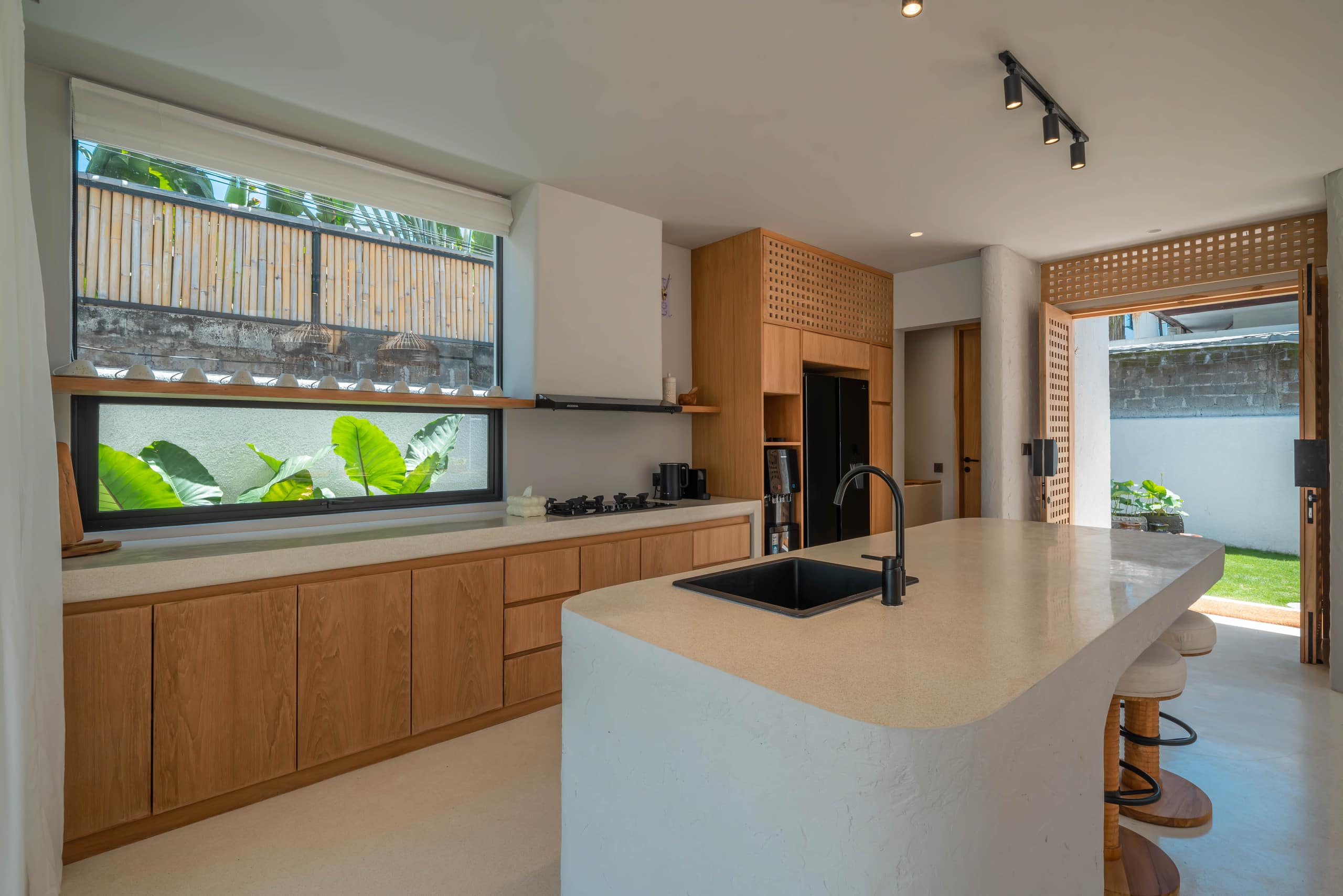 Berawa Breeze: Chic 4BR Beachside Oasis with Sauna 16