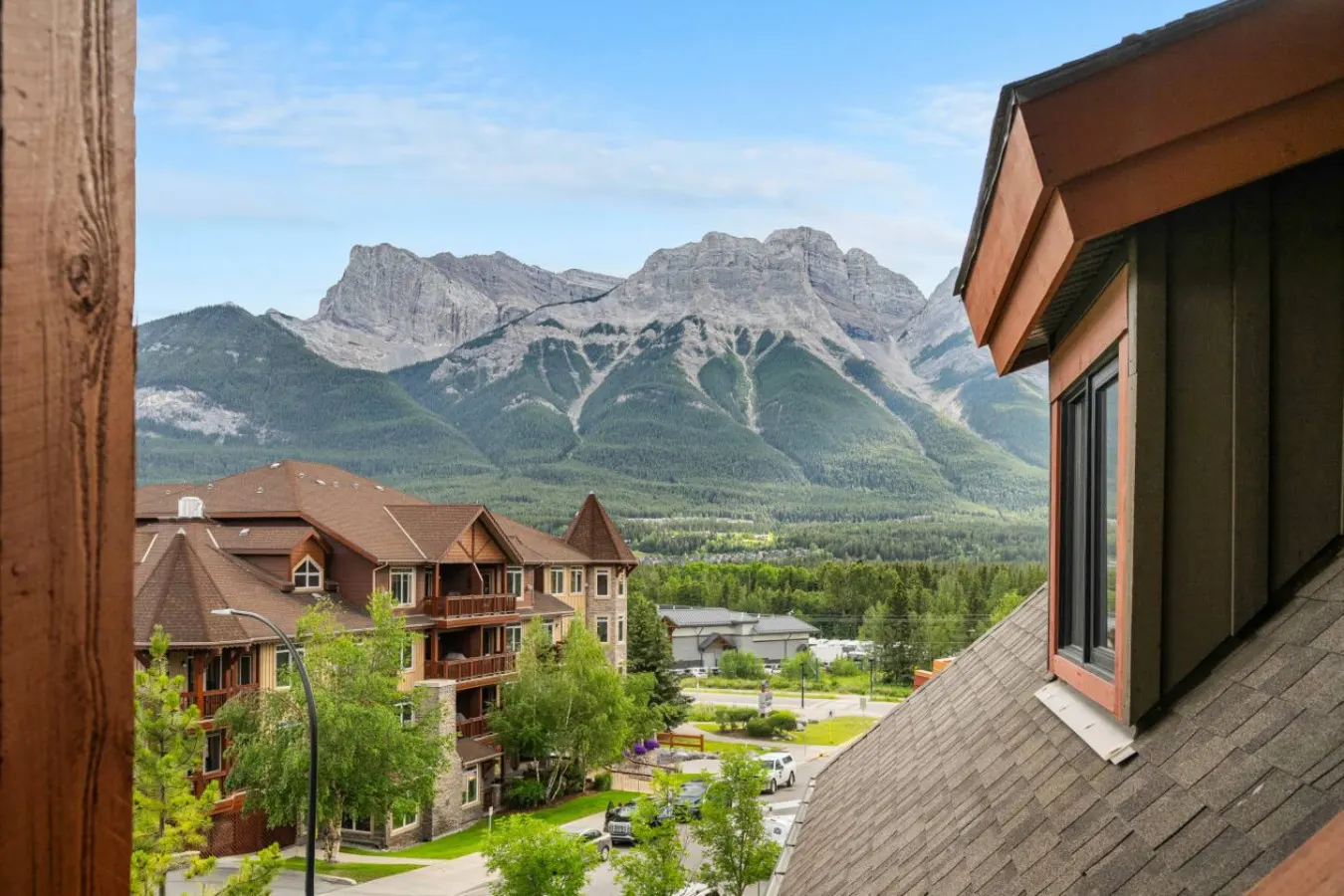 Three Sisters View, BBQ, Hot Tub & Pool Access 12