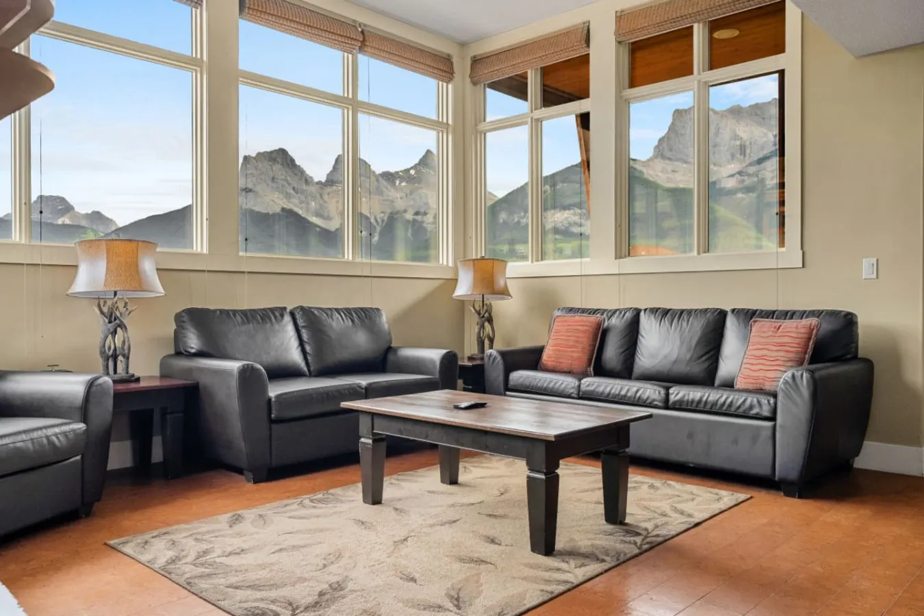 Three Sisters View, BBQ, Hot Tub & Pool Access 3