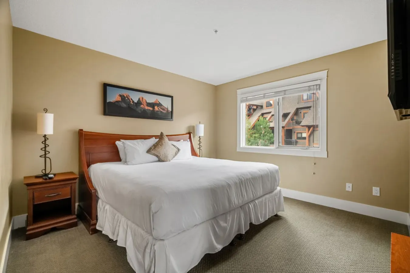 Three Sisters View, BBQ, Hot Tub & Pool Access 5