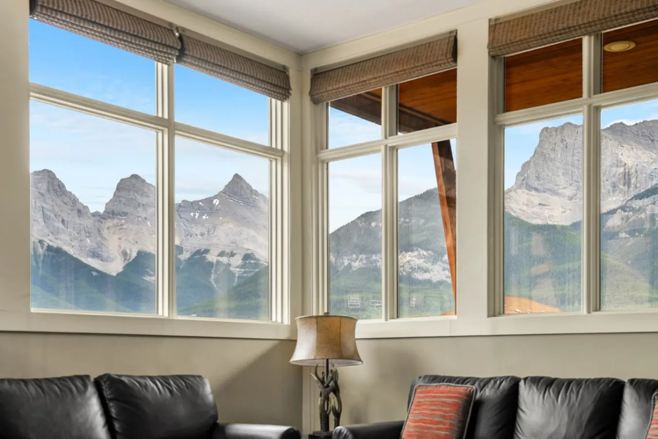 Three Sisters View, BBQ, Hot Tub & Pool Access 6