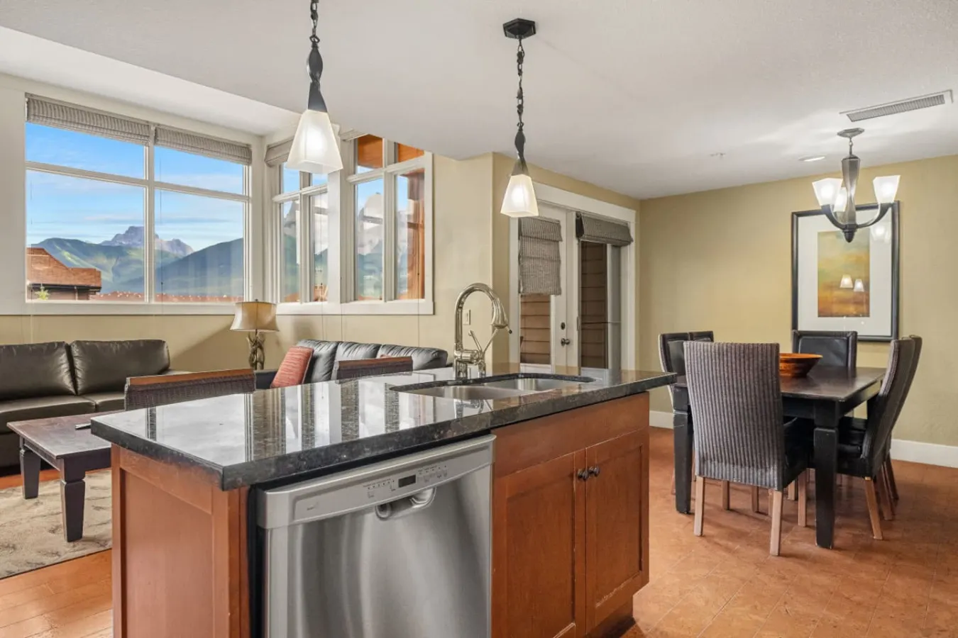 Three Sisters View, BBQ, Hot Tub & Pool Access 8