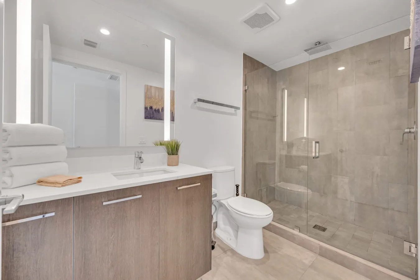 Superb Unit with priceless location and amenities 10