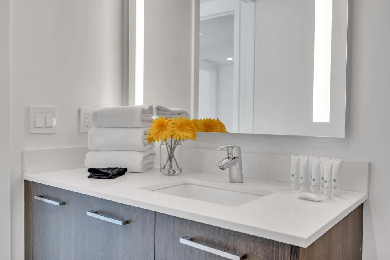 Superb Unit with priceless location and amenities 11