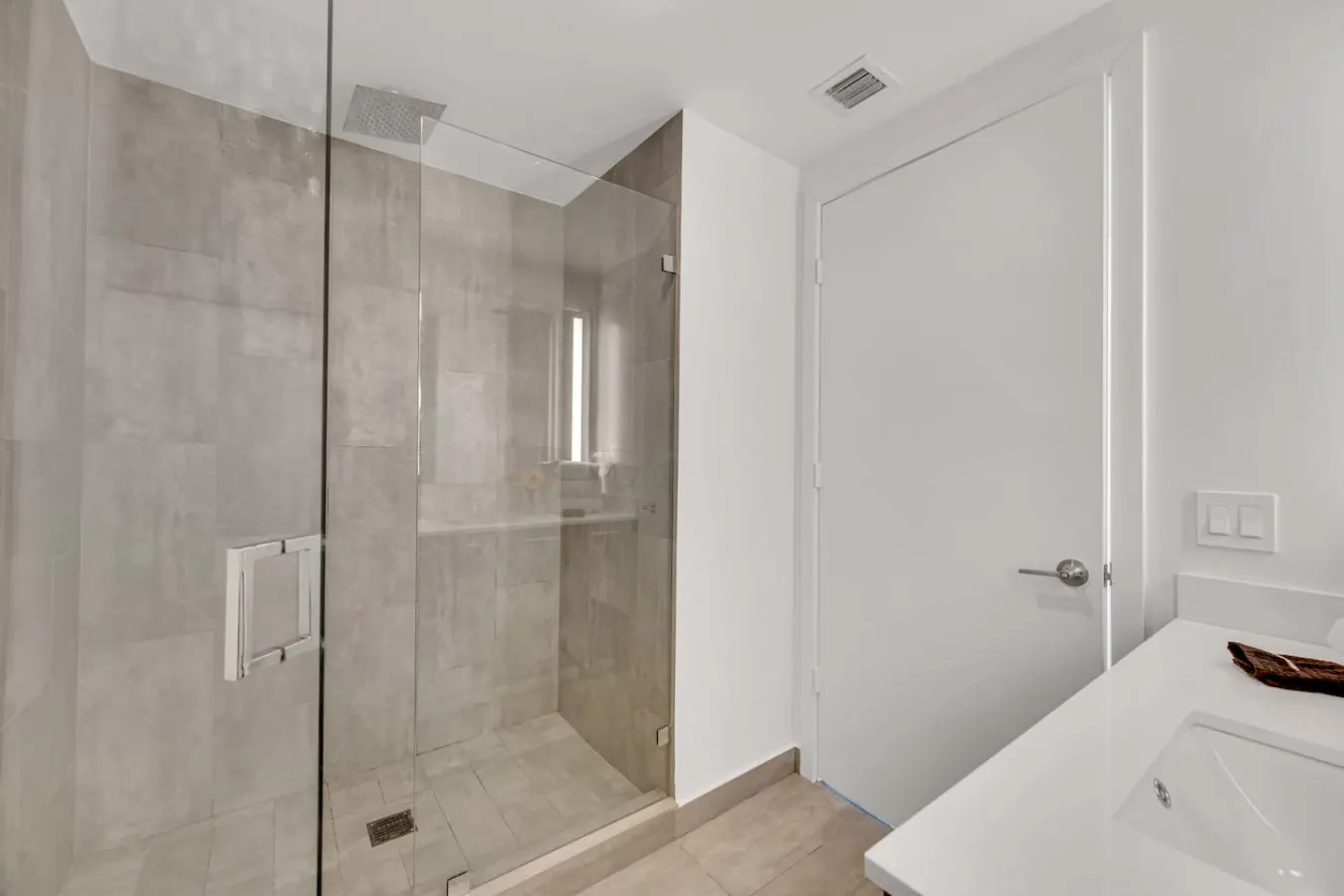 Superb Unit with priceless location and amenities 13