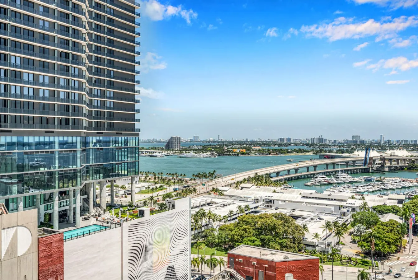 Superb Unit with priceless location and amenities 7