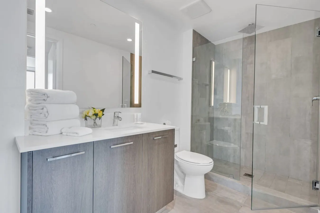 Superb Unit with priceless location and amenities 8