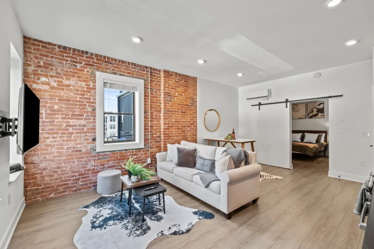 Modern Escape at Franklin Park! 9