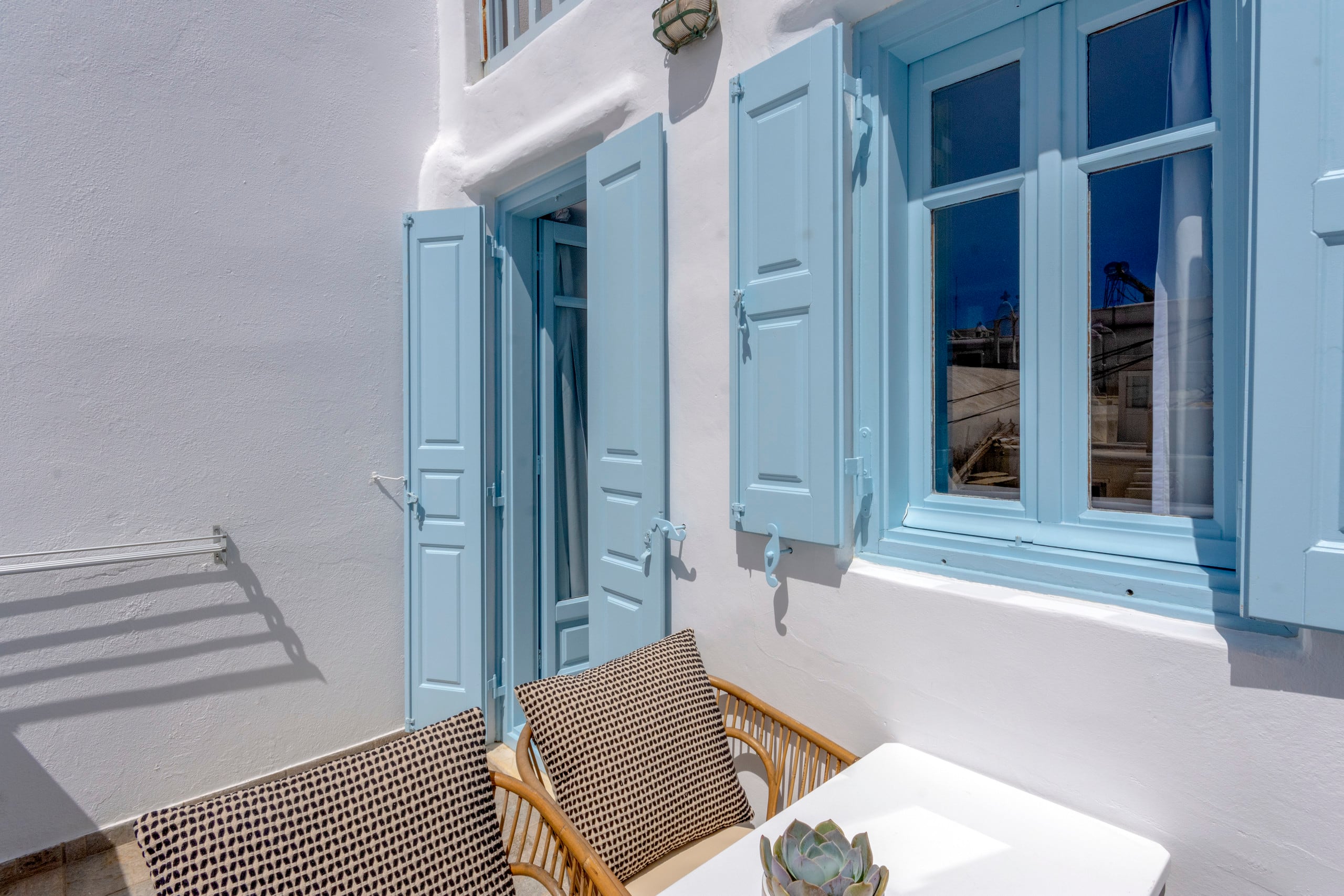 Skepi Two-Story Elegant House | Mykonos Town 15