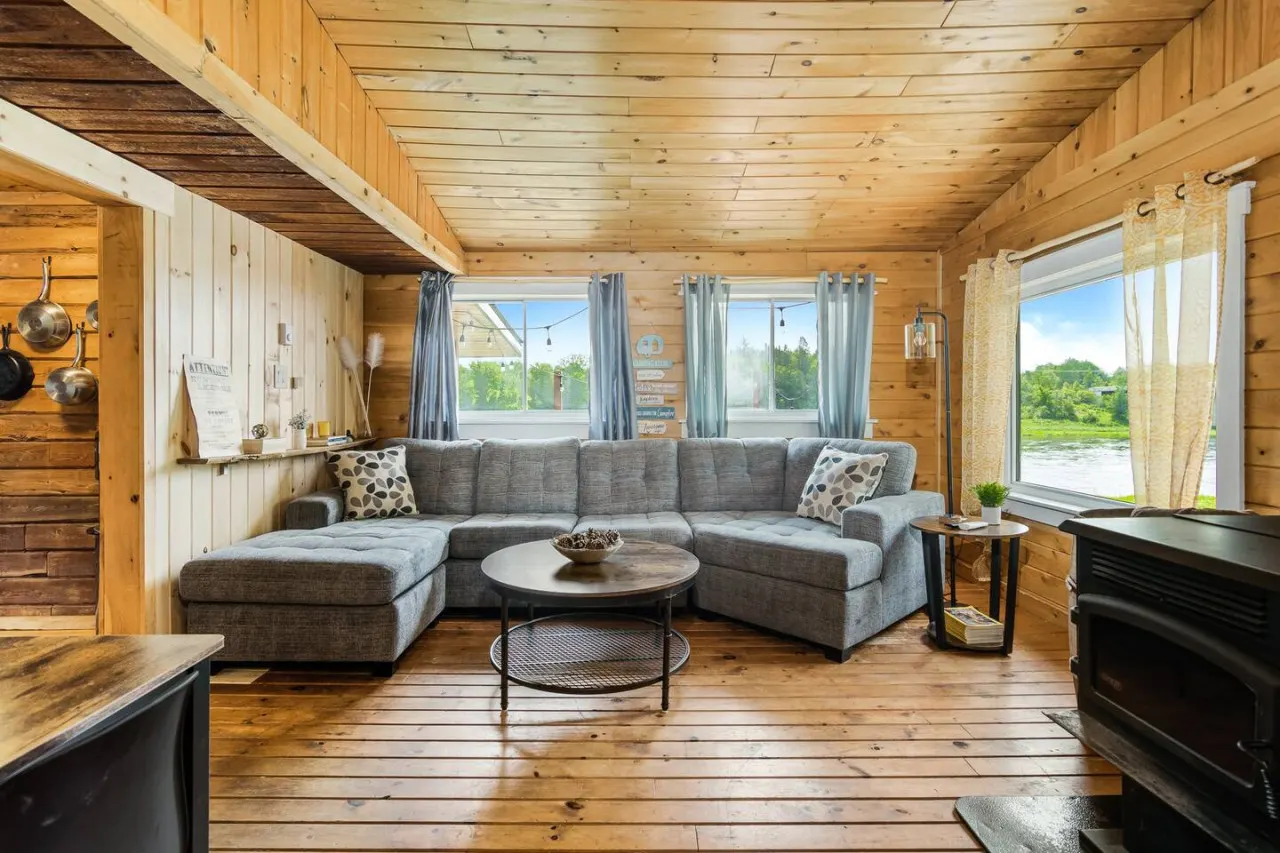 3 bedroom Cozy Cabin with Large Cedar Hot Tub — photo 2