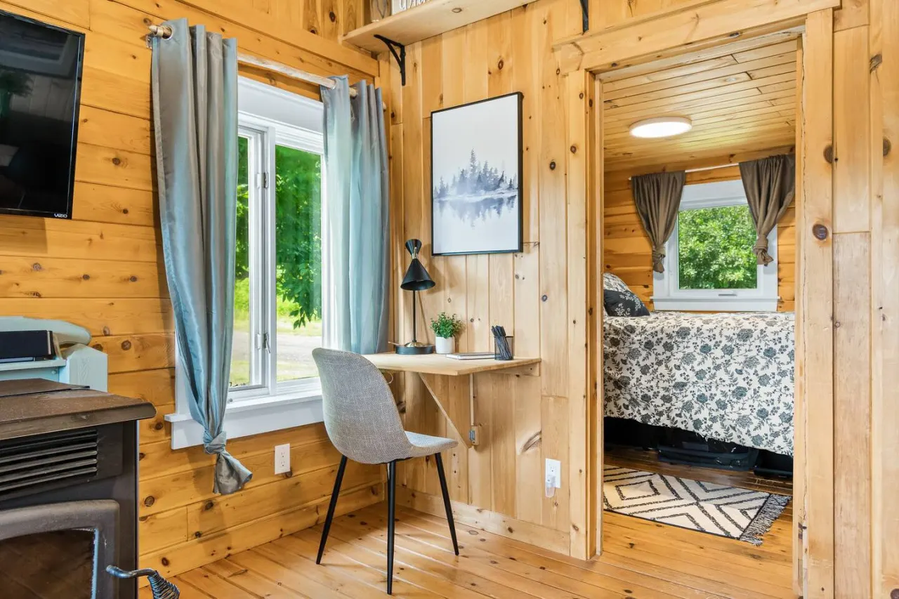 3 bedroom Cozy Cabin with Large Cedar Hot Tub 10