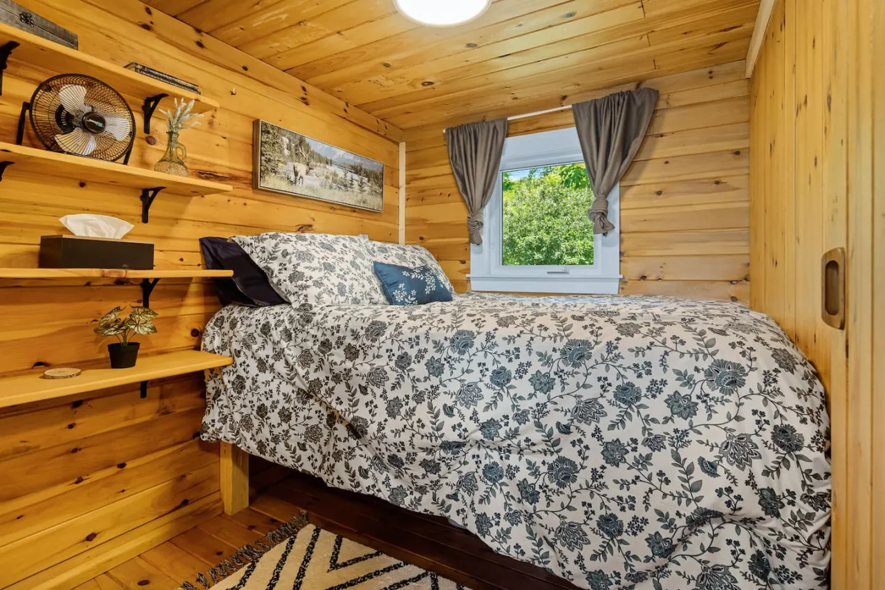 3 bedroom Cozy Cabin with Large Cedar Hot Tub 14