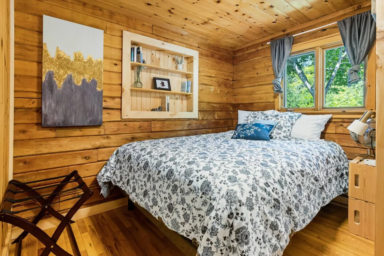 3 bedroom Cozy Cabin with Large Cedar Hot Tub 16