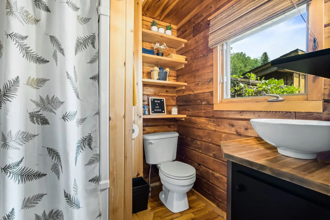 3 bedroom Cozy Cabin with Large Cedar Hot Tub 17