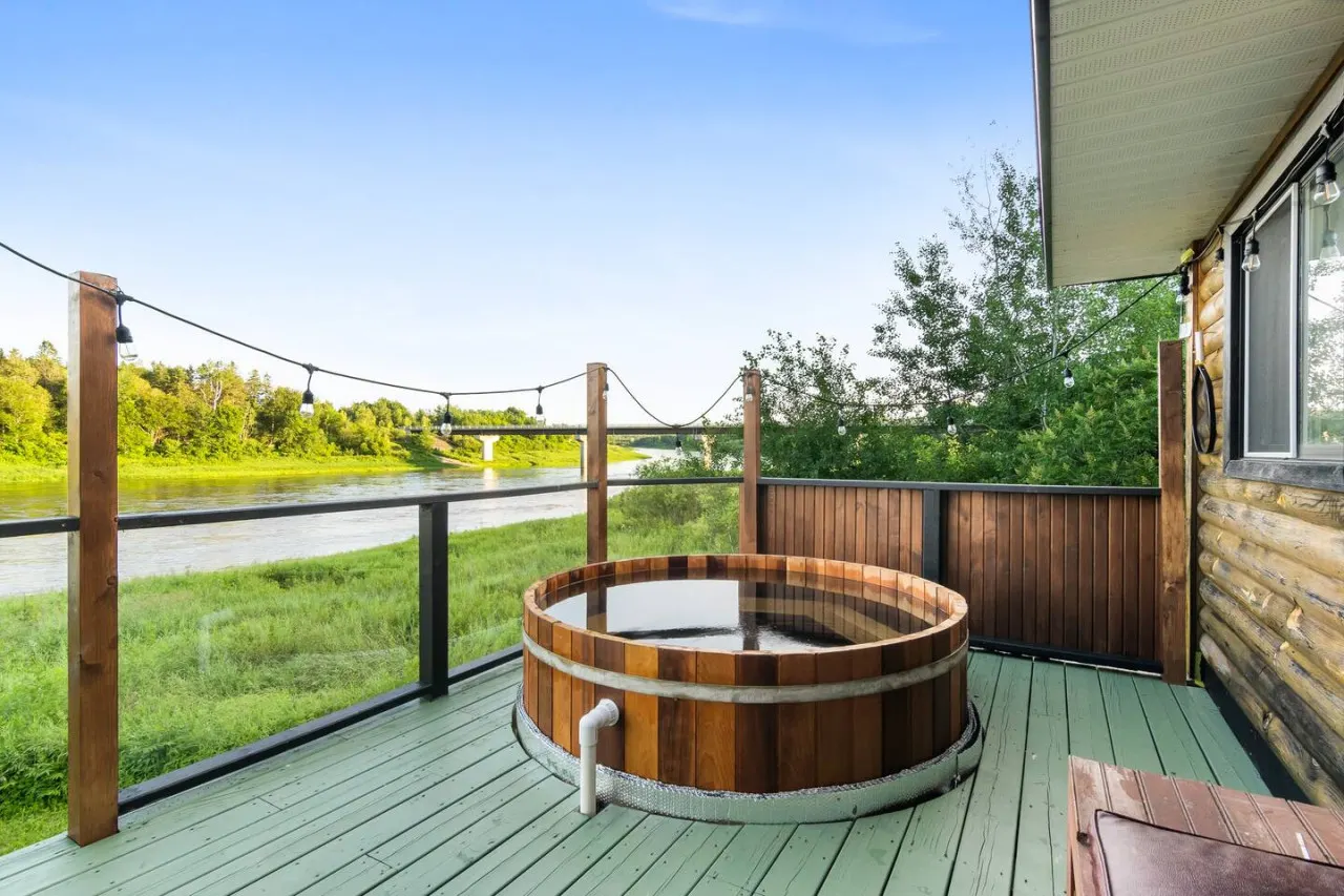 3 bedroom Cozy Cabin with Large Cedar Hot Tub 19