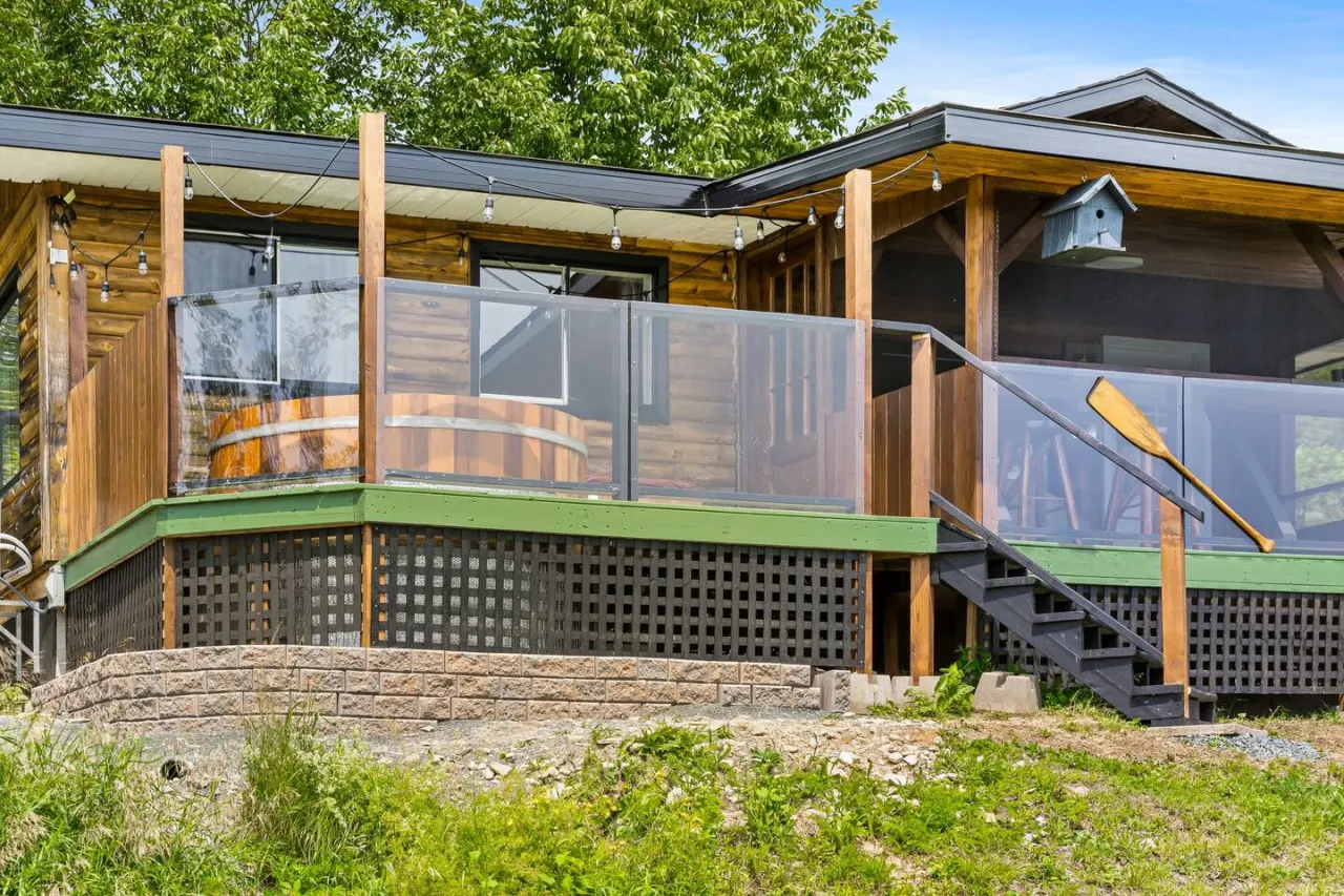 3 bedroom Cozy Cabin with Large Cedar Hot Tub — photo 3