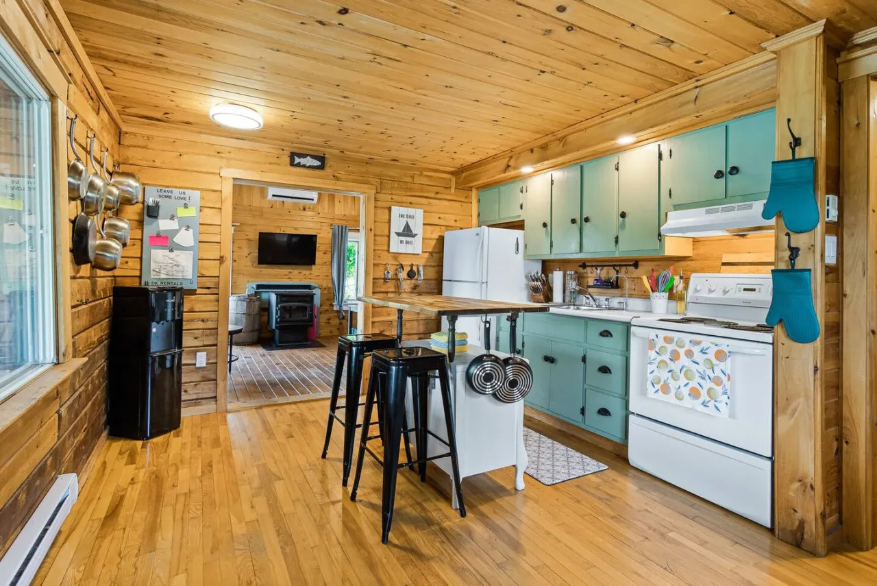 3 bedroom Cozy Cabin with Large Cedar Hot Tub — photo 5