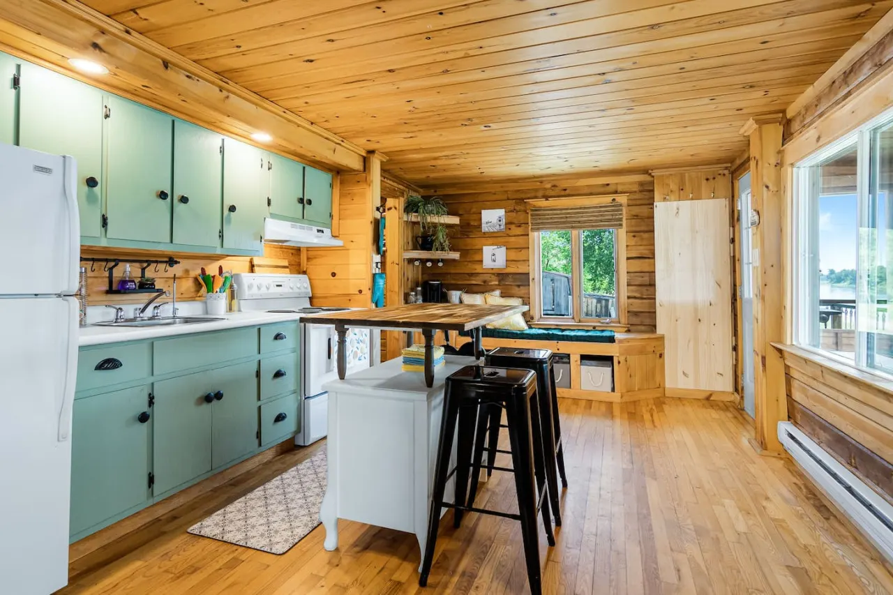 3 bedroom Cozy Cabin with Large Cedar Hot Tub 6