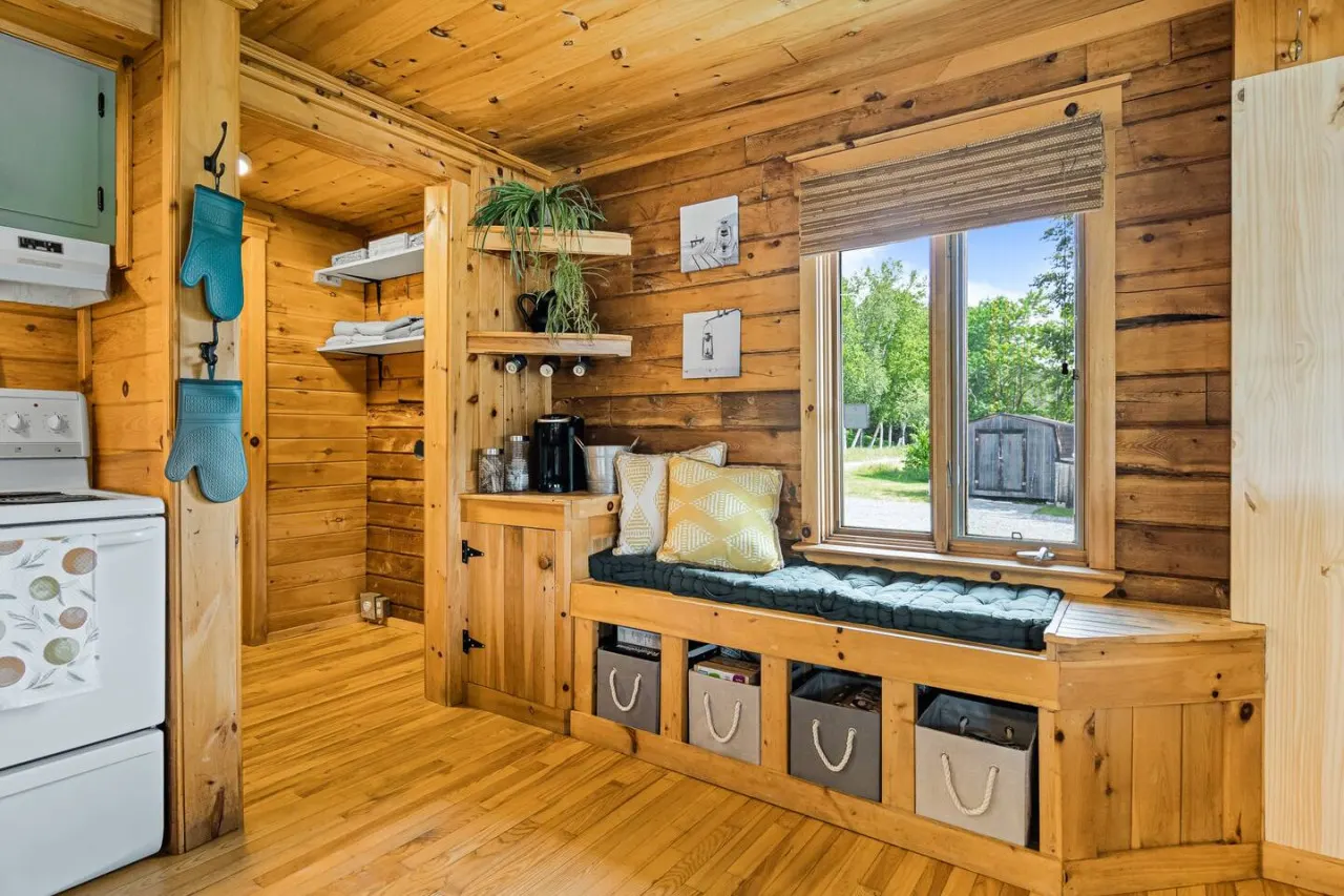 3 bedroom Cozy Cabin with Large Cedar Hot Tub 7