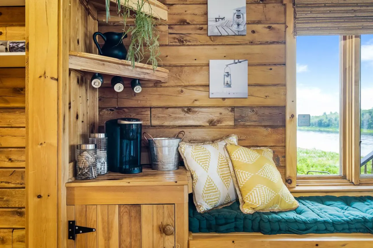 3 bedroom Cozy Cabin with Large Cedar Hot Tub 8