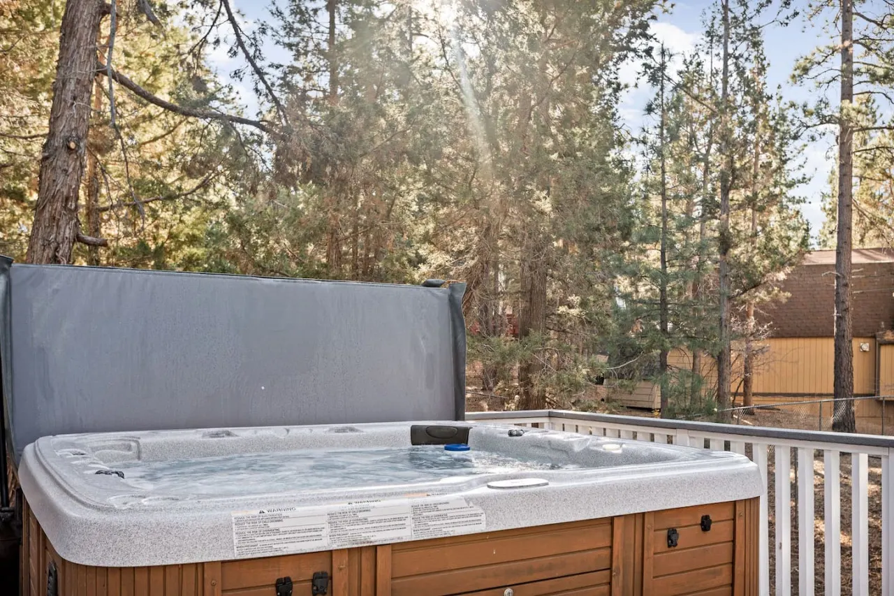 Guest FAV LuxSun & Snow Chalet, Hot Tub, BBQ