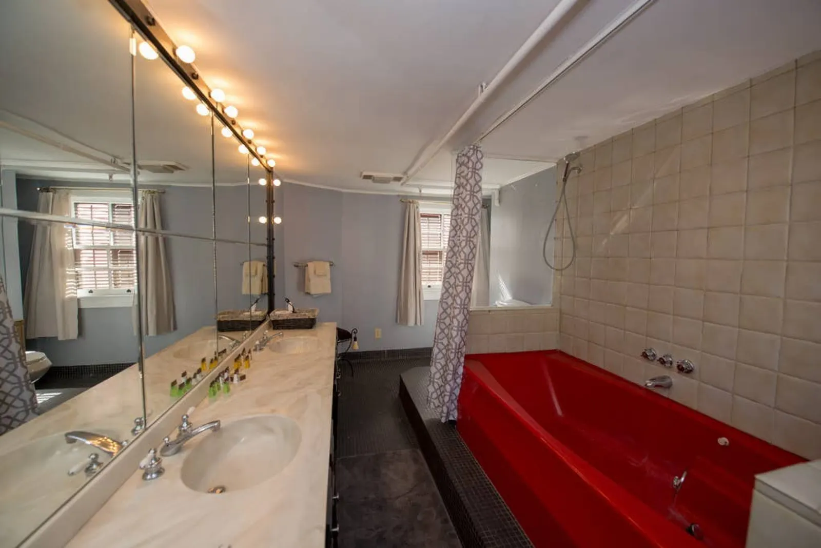 Macarty House-8 bed+10 bath, Great Backyard w/ Pool 11