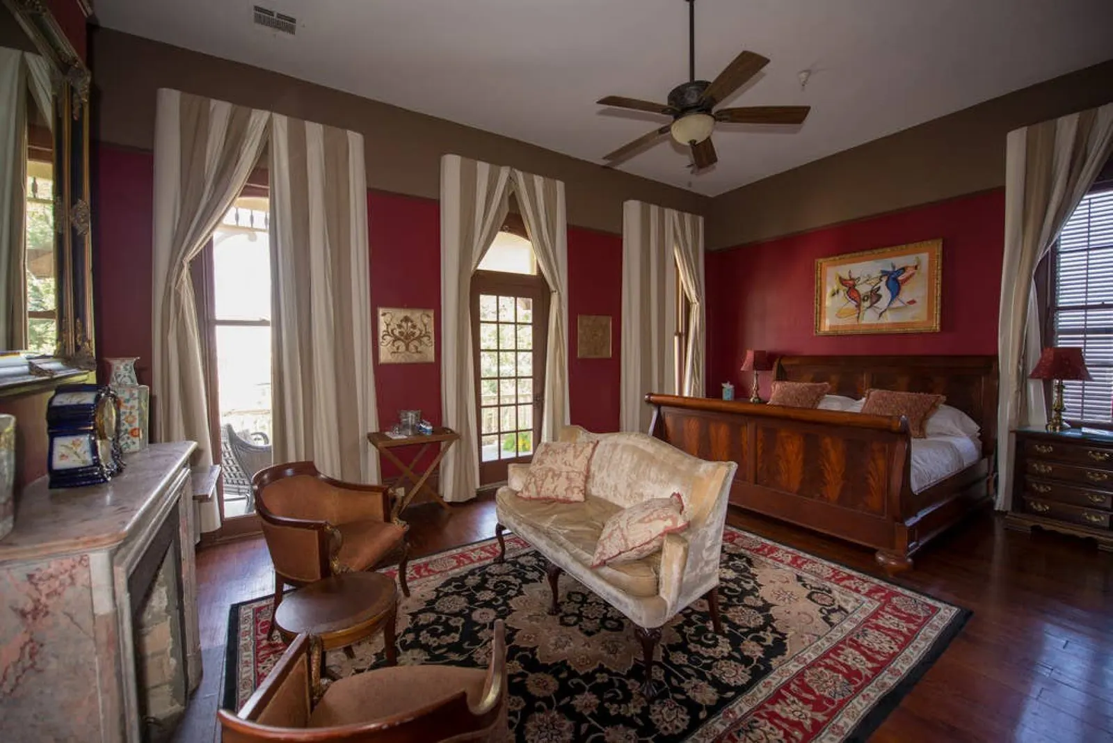 Macarty House-8 bed+10 bath, Great Backyard w/ Pool — photo 5