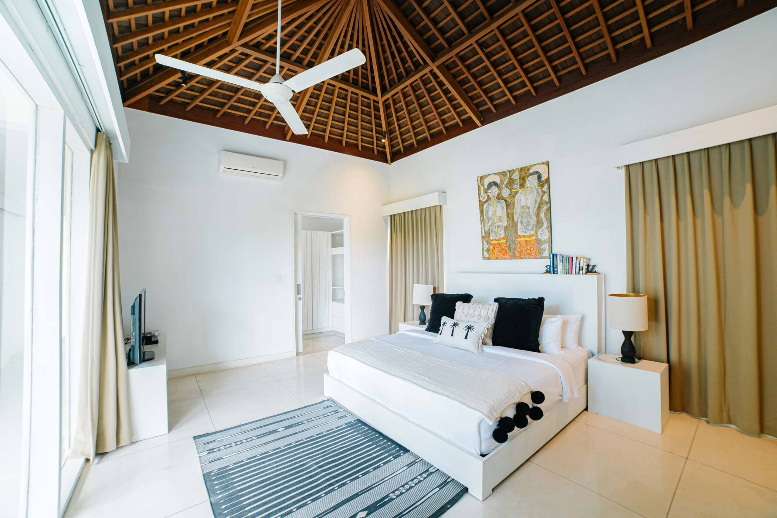 Spacious & Luxury 5BR Villa 100m from beach+butler 24