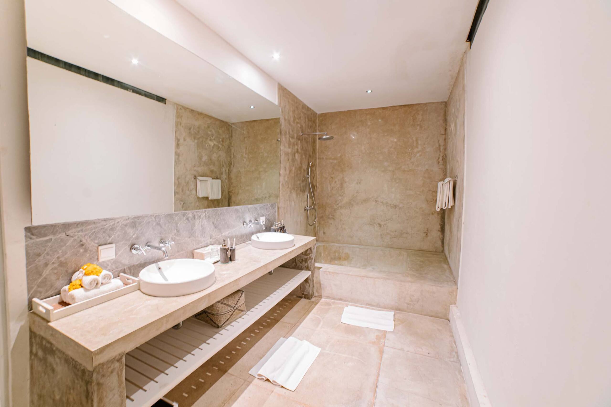 Spacious & Luxury 5BR Villa 100m from beach+butler 32