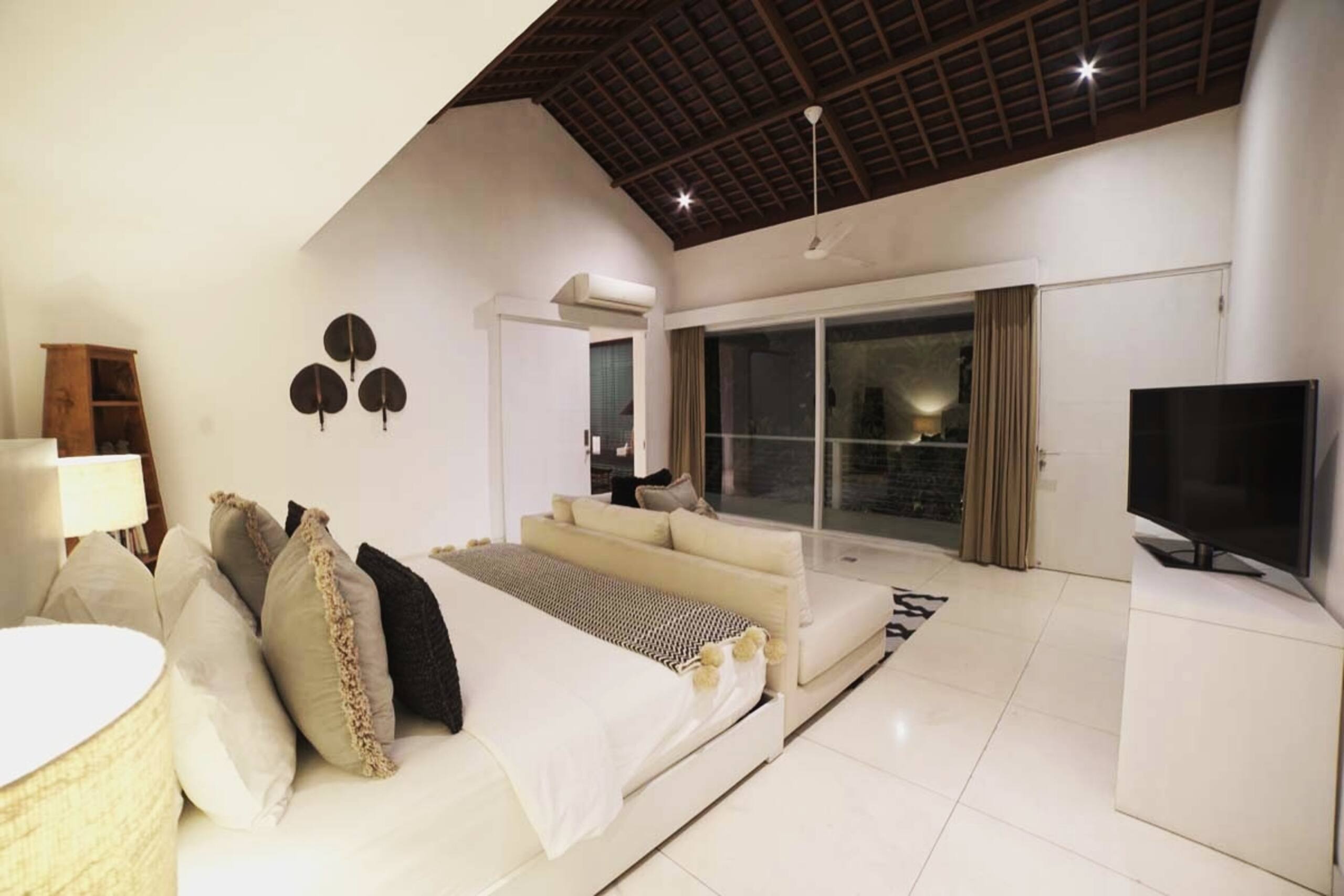 Spacious & Luxury 5BR Villa 100m from beach+butler 20
