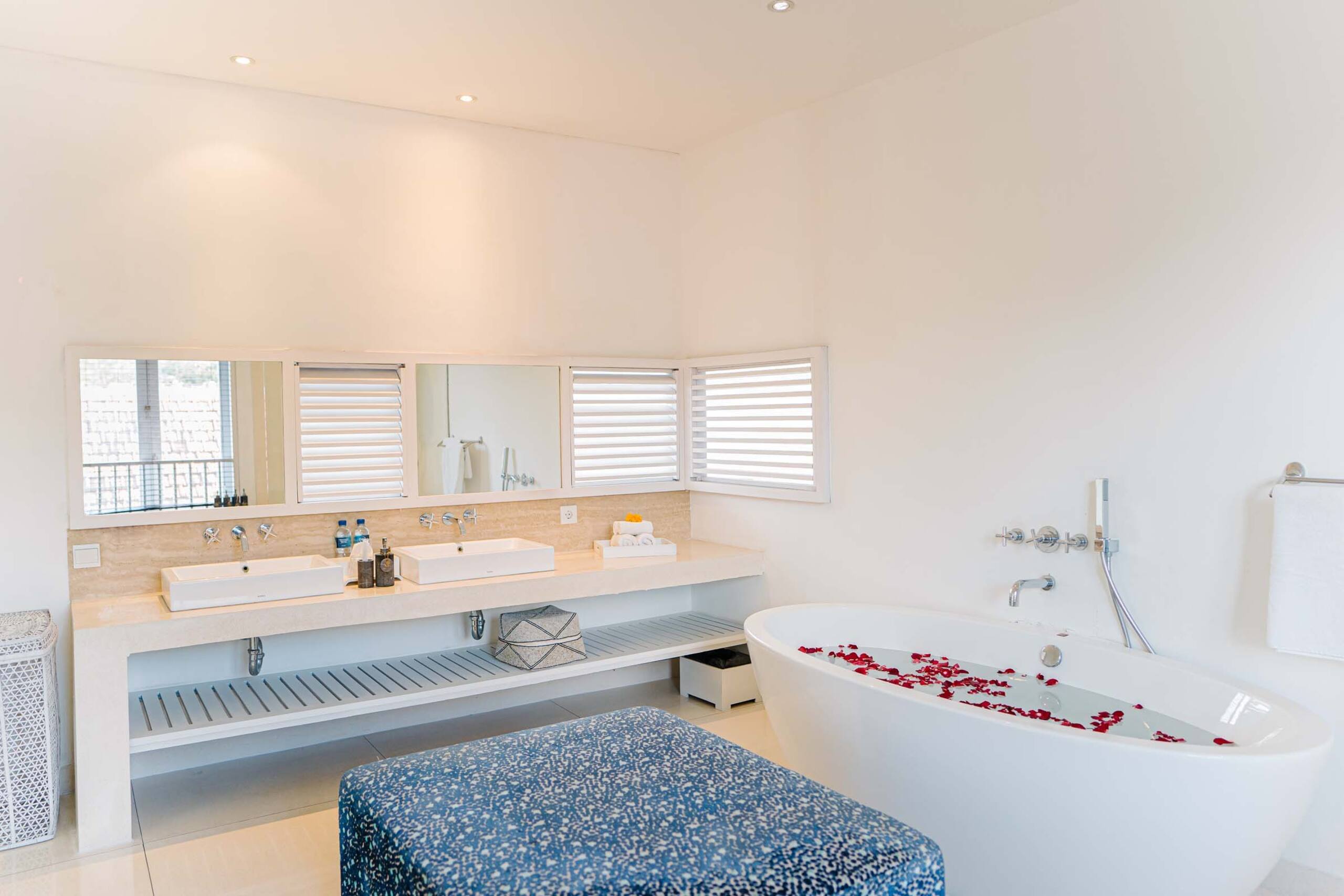 Spacious & Luxury 5BR Villa 100m from beach+butler 37