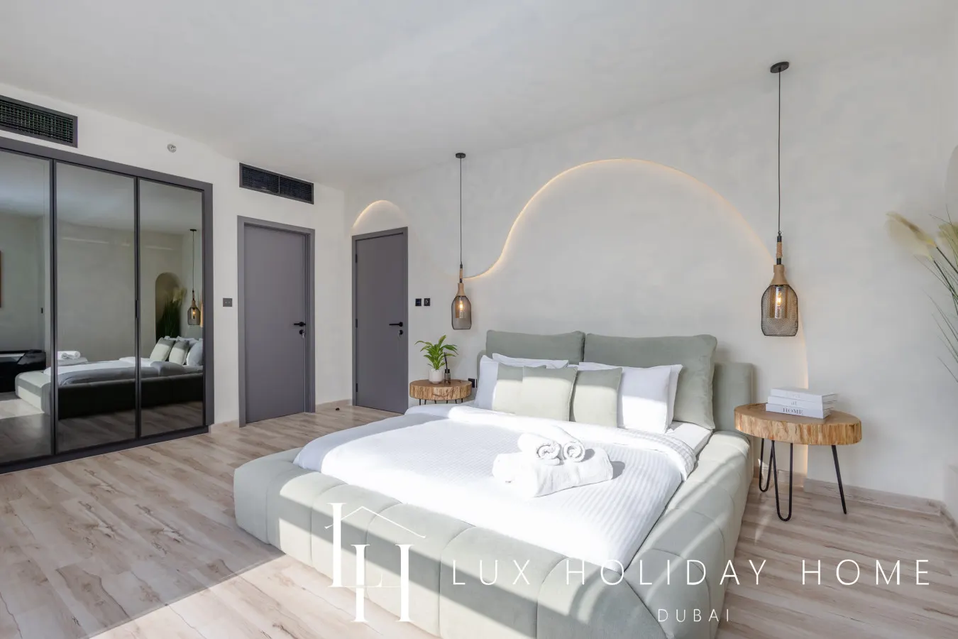 LUX | The Contemporary Marina View Suite 7 — photo 2