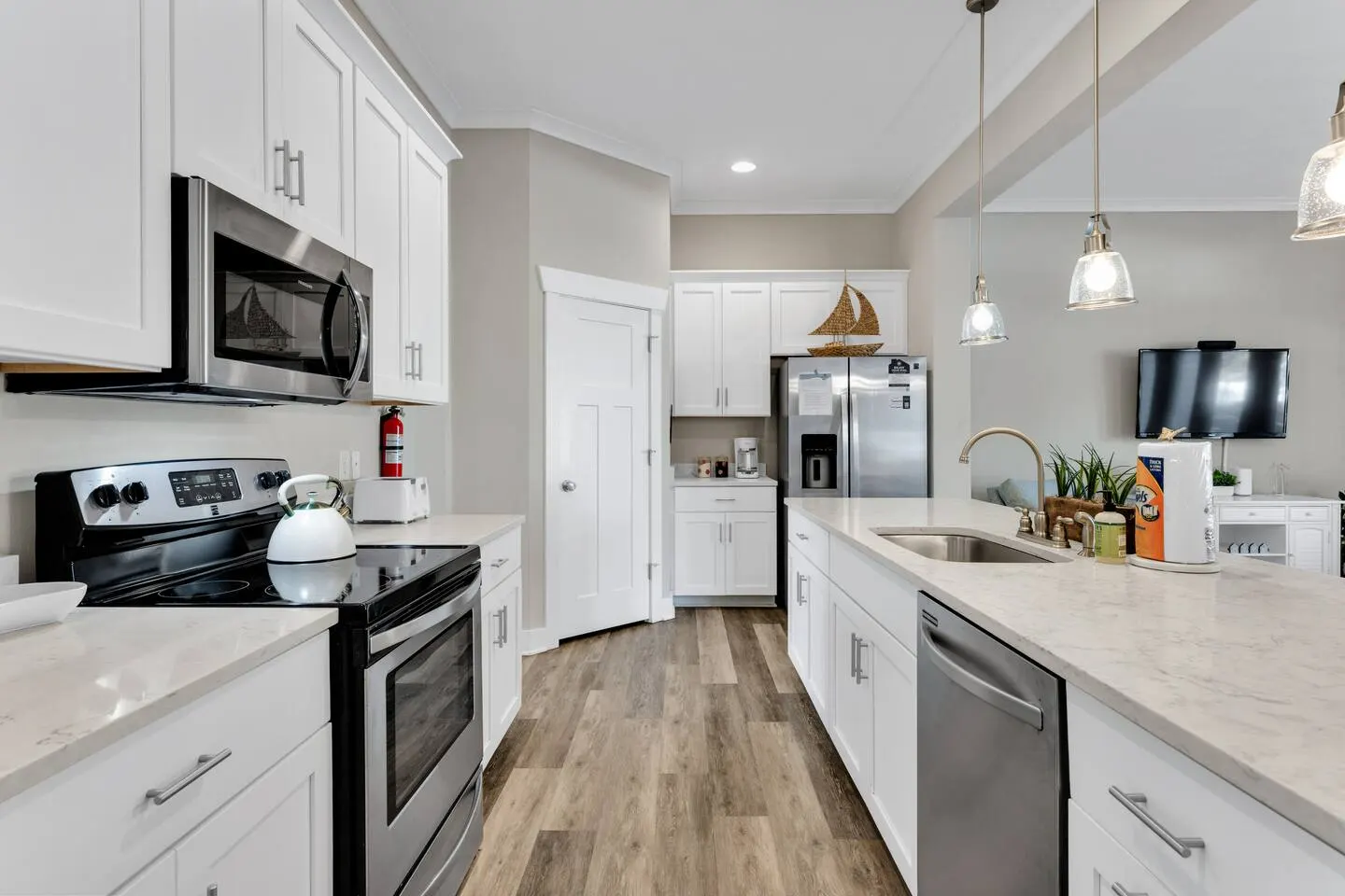 Virginia Beach 4BR Walk to Boardwalk Sleeps 8 11